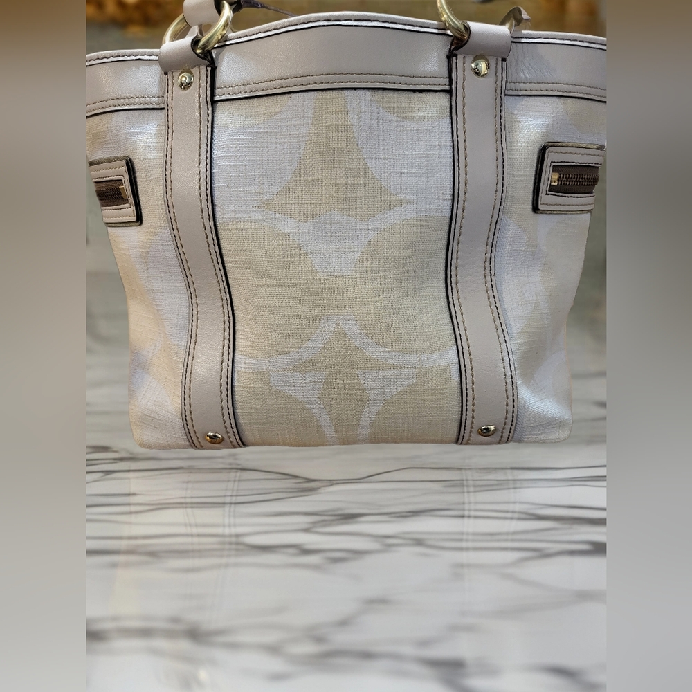Coach Vintage GiGi Signature Tan And Off White Linen Combination. - Picture 4 of 8